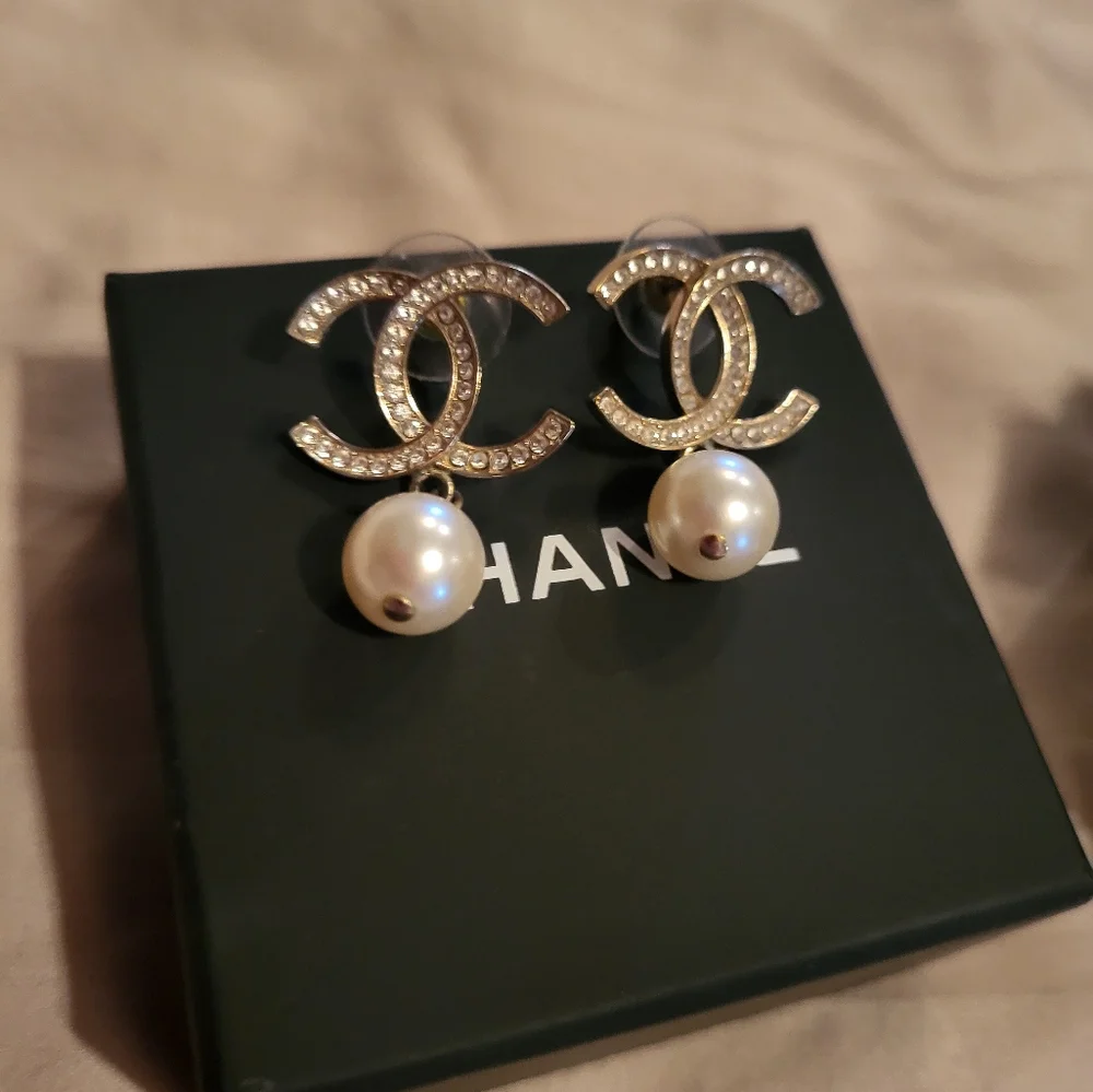 CHANEL Gold CC Crystal Pearl Drop Earrings - Picture 4 of 5